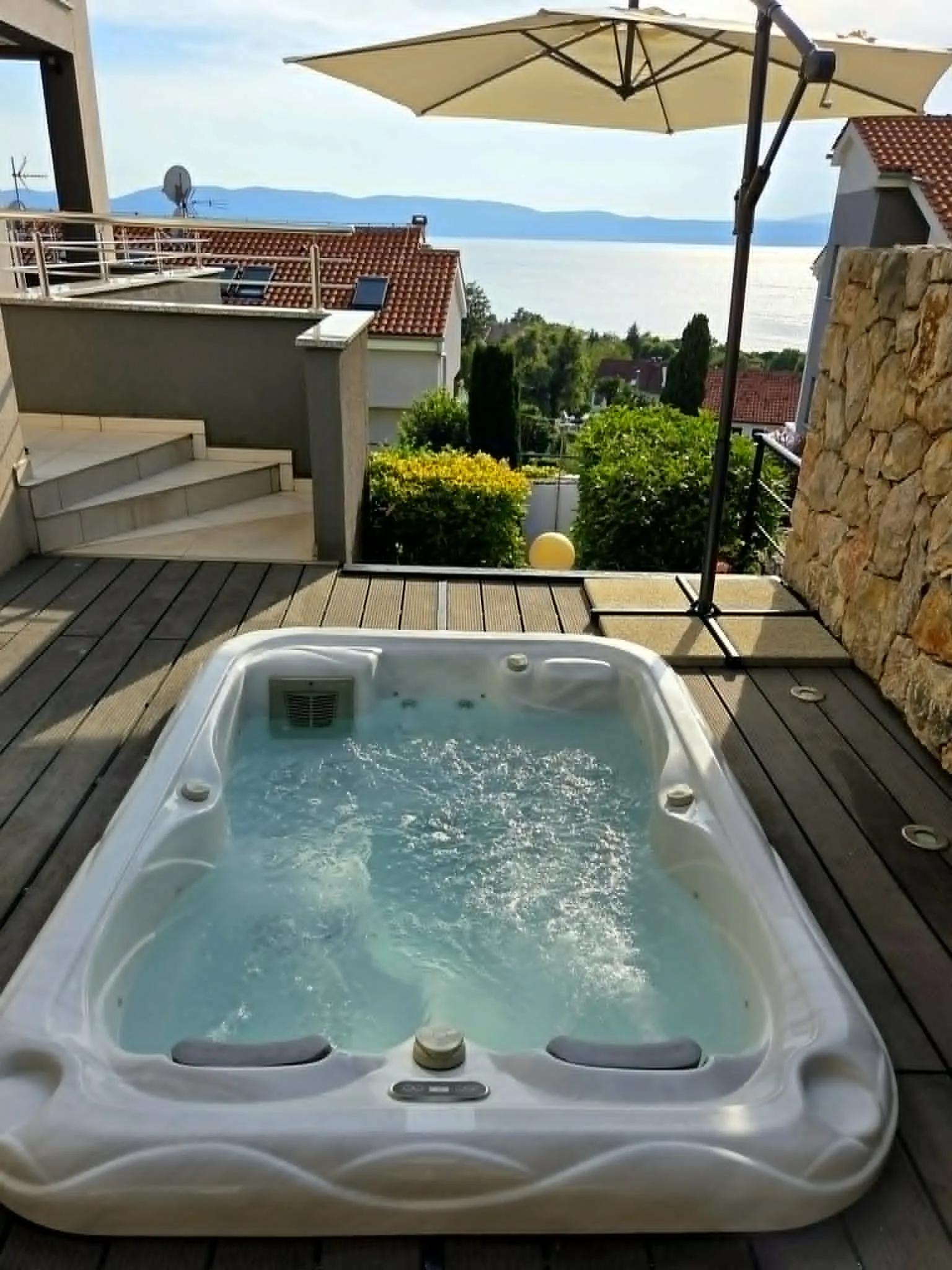 Private jacuzzi with sea view in Njivice