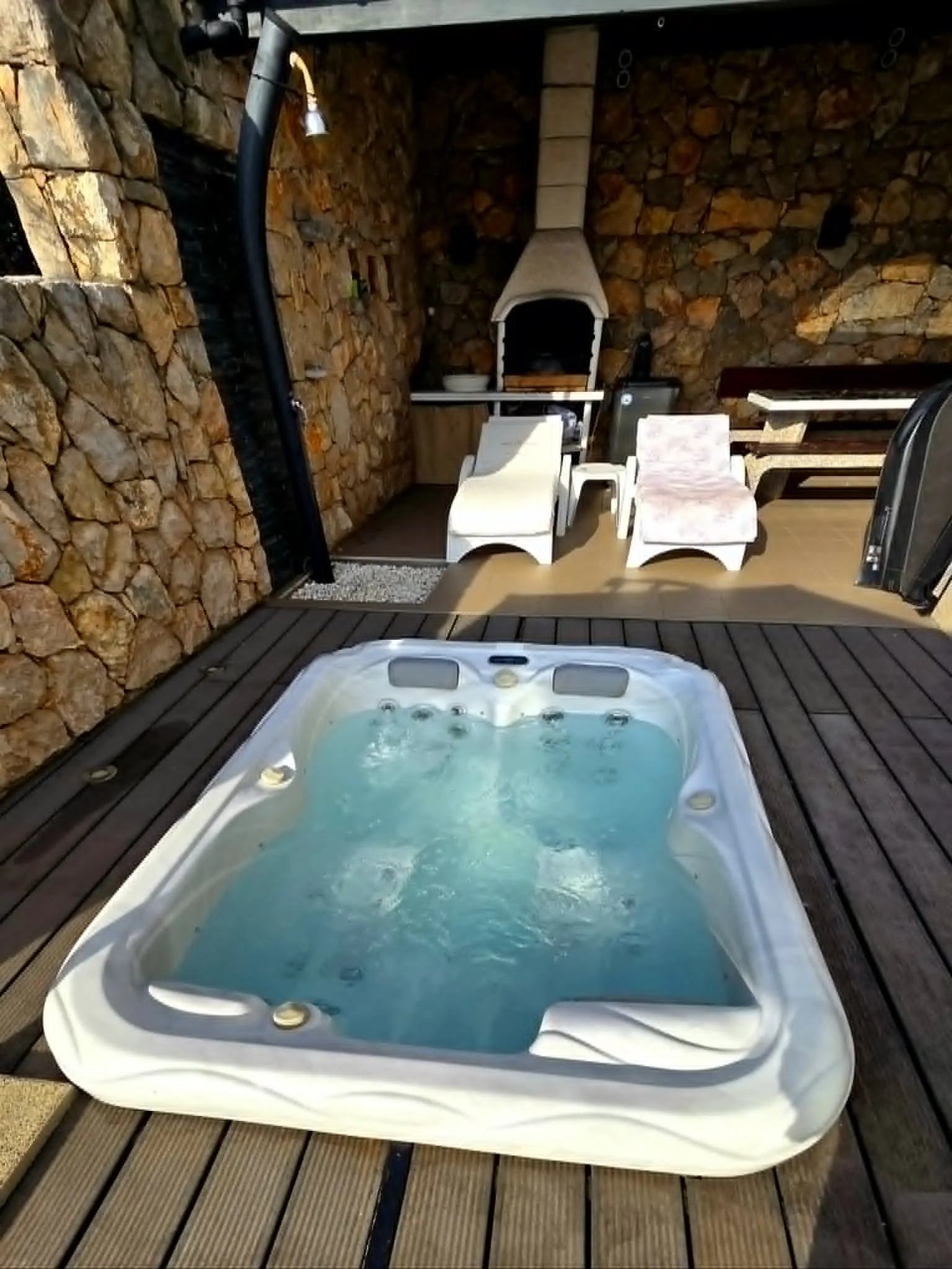 Outdoor jacuzzi and barbecue zone