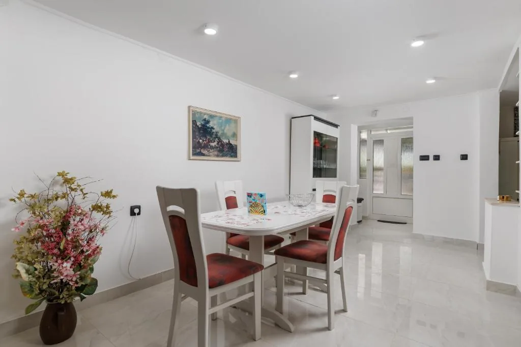Olive dining room